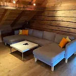 Stort Hus Med Tommervegger Og Fjordutsikt *