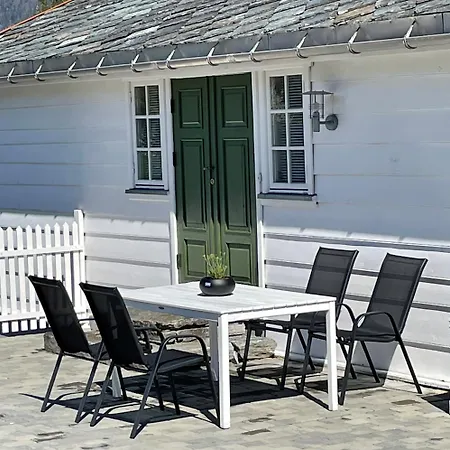 Dom wakacyjny Stort Hus Med Tommervegger Og Fjordutsikt