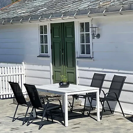 Holiday home Stort Hus Med Tommervegger Og Fjordutsikt