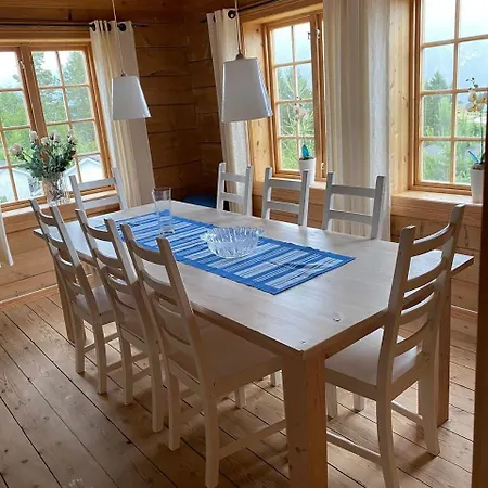Stort Hus Med Tommervegger Og Fjordutsikt Stranda (More og Romsdal)