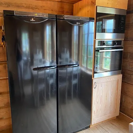 Stort Hus Med Tommervegger Og Fjordutsikt