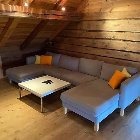 Stort Hus Med Tommervegger Og Fjordutsikt *