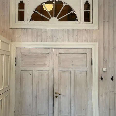 Stort Hus Med Tommervegger Og Fjordutsikt *