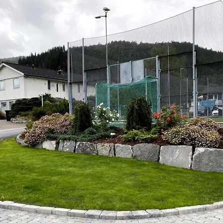 Stort Hus Med Tommervegger Og Fjordutsikt Dom wakacyjny