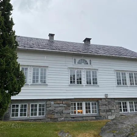 Dom wakacyjny Stort Hus Med Tommervegger Og Fjordutsikt *