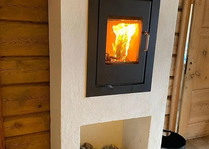 Stort Hus Med Tommervegger Og Fjordutsikt *