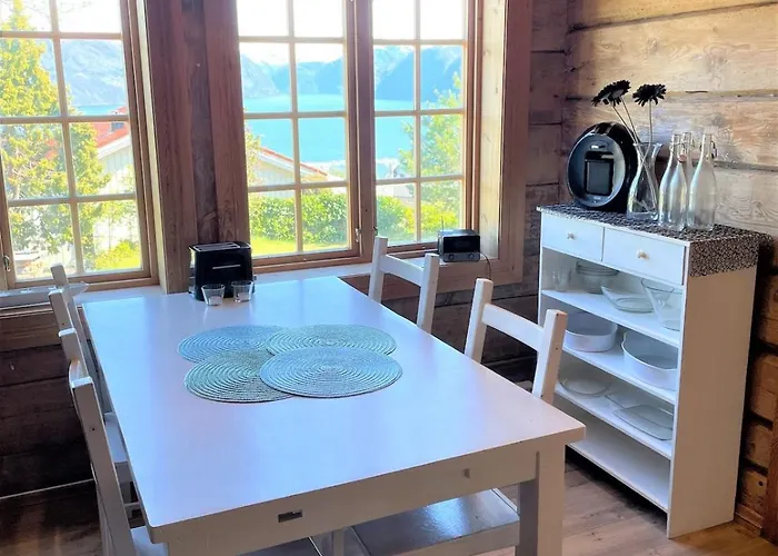 Stort Hus Med Tommervegger Og Fjordutsikt Hébergement de vacances