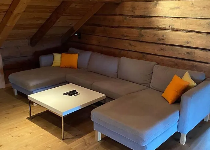 Stort Hus Med Tommervegger Og Fjordutsikt *