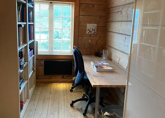 Stort Hus Med Tommervegger Og Fjordutsikt Hébergement de vacances Stranda (More og Romsdal)