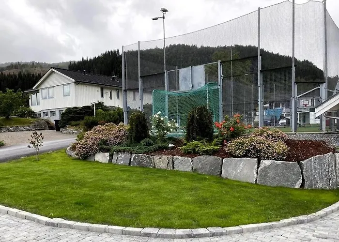 Stort Hus Med Tommervegger Og Fjordutsikt Tatil Evi