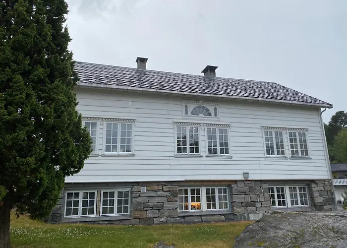 Hébergement de vacances Stort Hus Med Tommervegger Og Fjordutsikt *