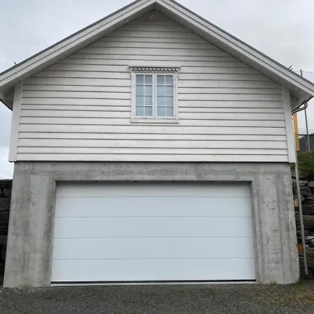 Дом отдыха Stort Hus Med Tommervegger Og Fjordutsikt *